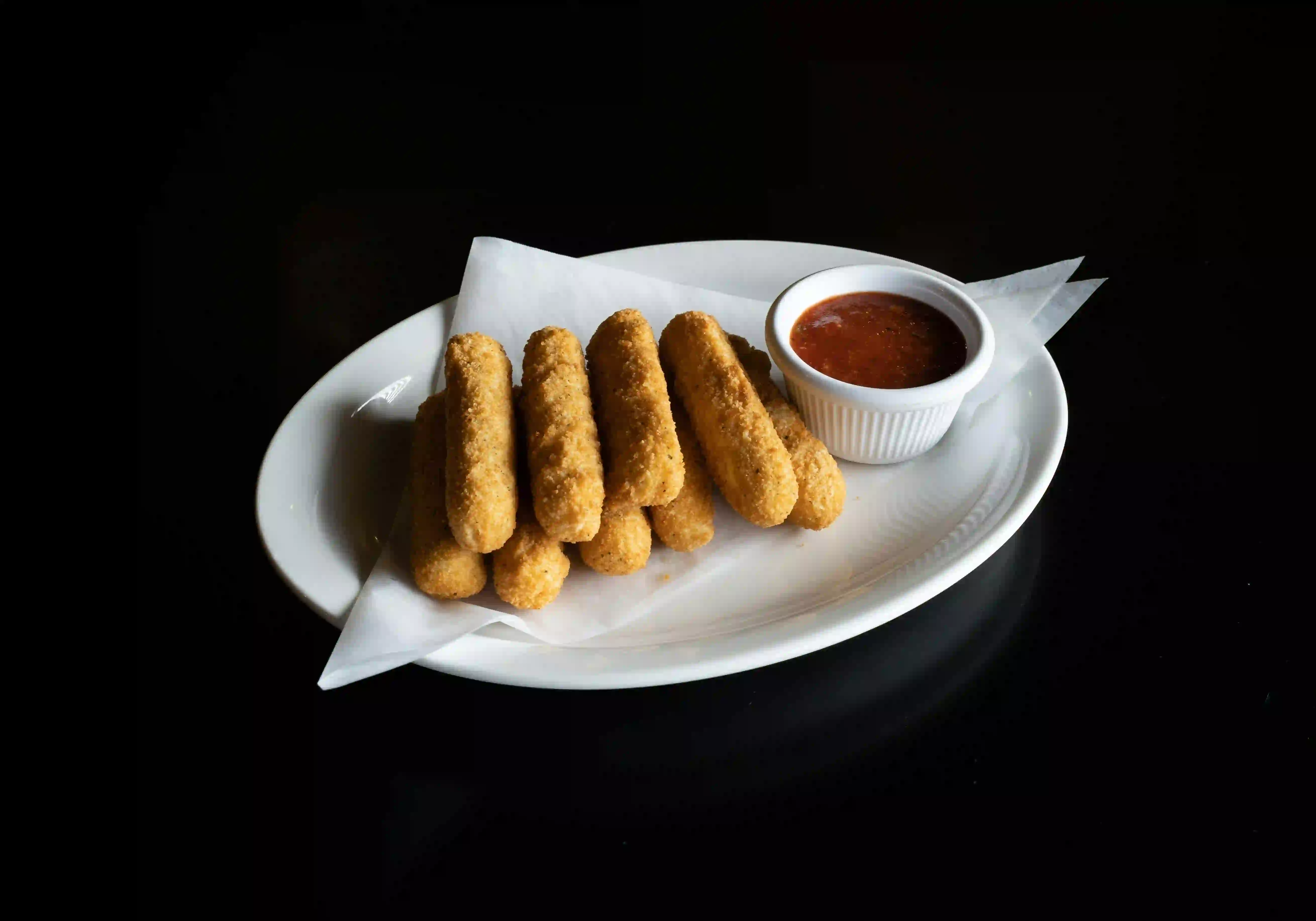 Crunchy mozzarella fingers, breaded and fried, accompanied by marinara sauce.